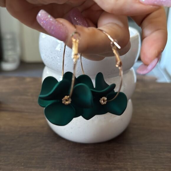 Elegant Green Floral Hoop Earrings - Picture 8 of 9